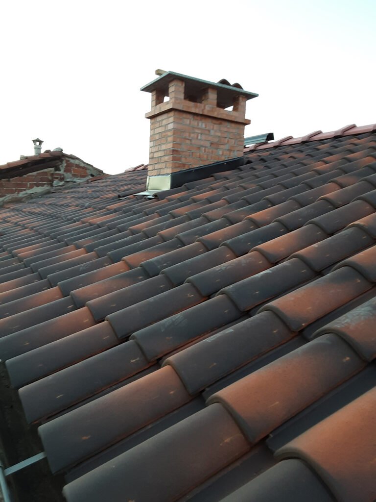Manutenzione canna fumaria in mattoni su tetto a Torino