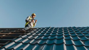 un operaio controlla il tetto di una casa ed esegue alcune riparazioni