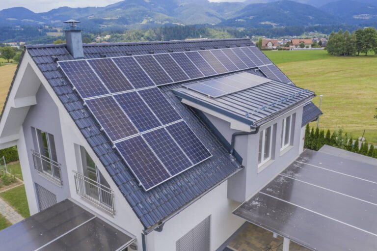 tetto di una casa con un impianto fotovoltaico